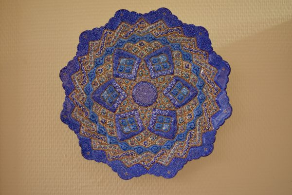 Plato esmaltado con relieve Minakari