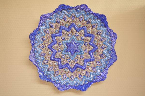 PLATO ESMALTADO CON RELIEVE Y BORDE ESPECIAL MINAKARI