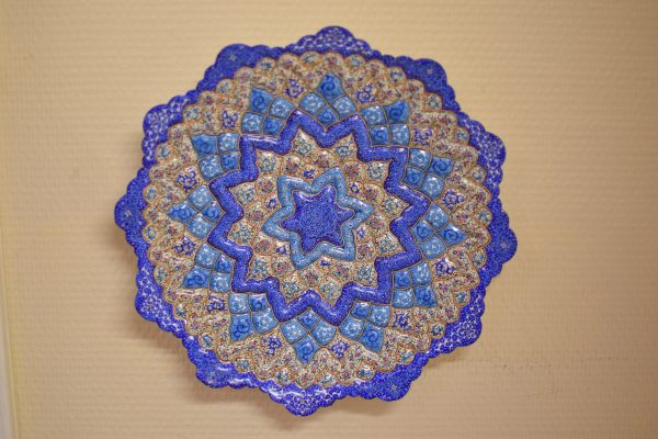 PLATO ESMALTADO CON RELIEVE Y BORDE ESPECIAL MINAKARI